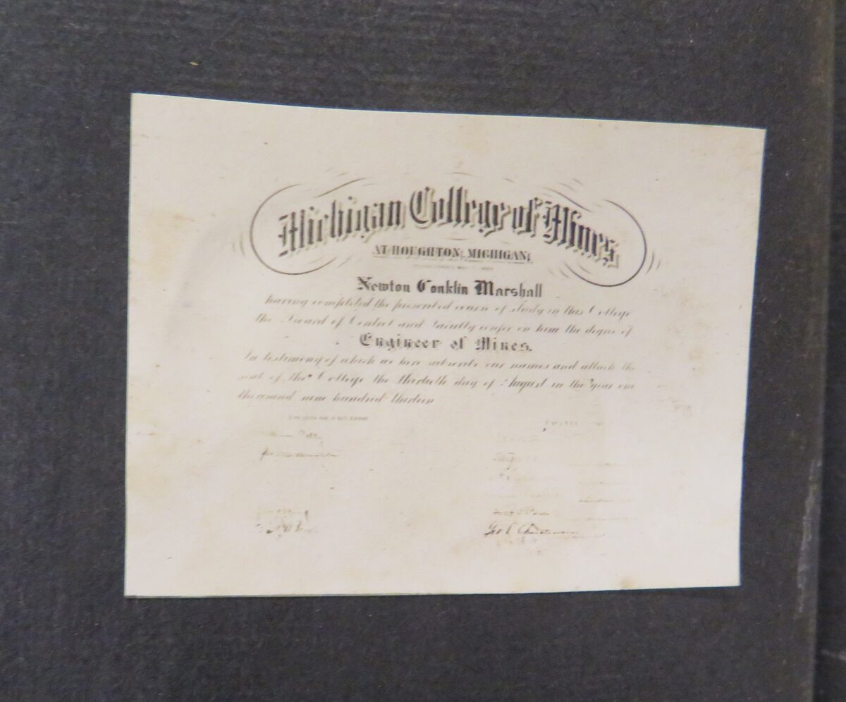 Álbum de fotos - Colección Houghton - para el permiso de acceder al enlace escriba por favor a farnswor@upenn.edu